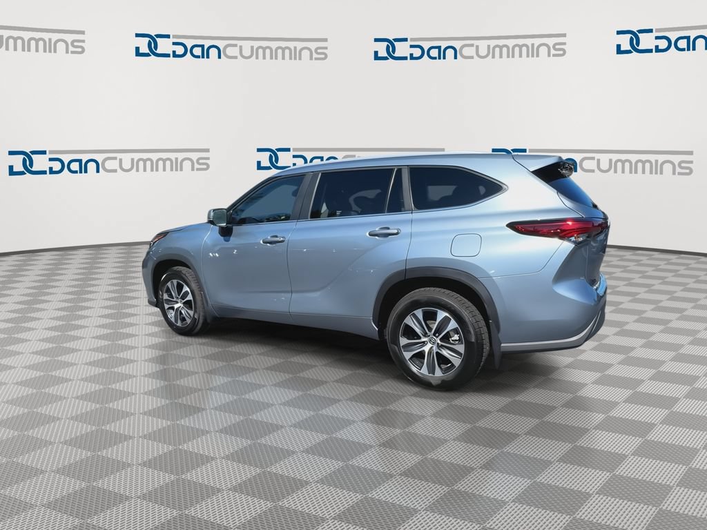 Used 2023 Toyota Highlander XLE AWD/4WD image 6