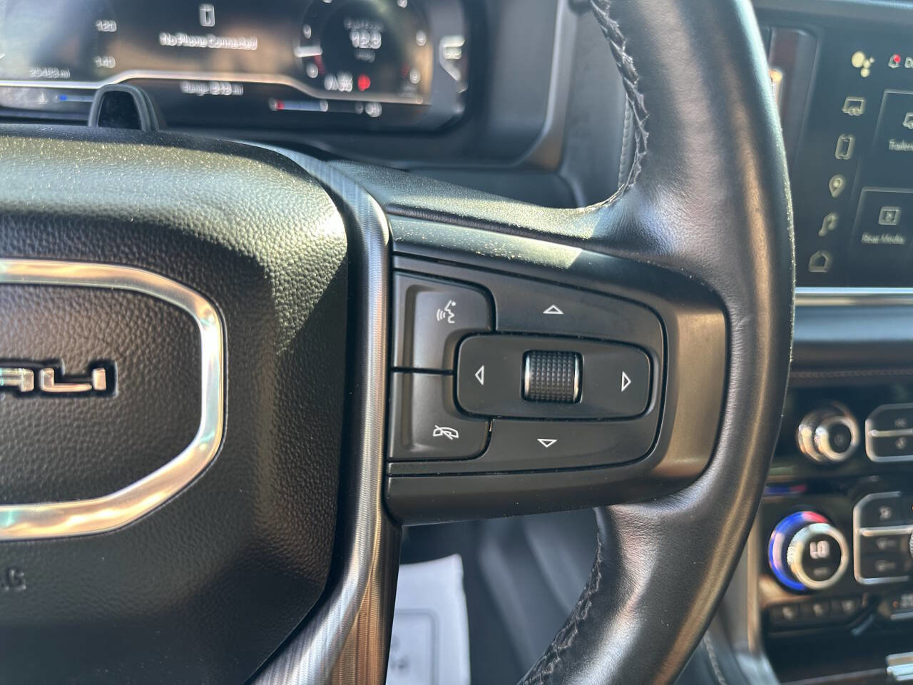 Used 2023 GMC Yukon XL Denali Ultimate AWD/4WD image 38
