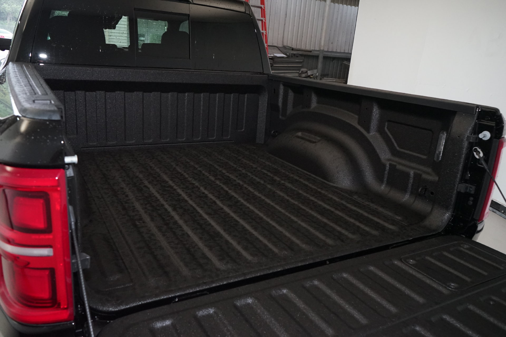 Used 2027 RAM 1500 4x4 Crew Cab image 33