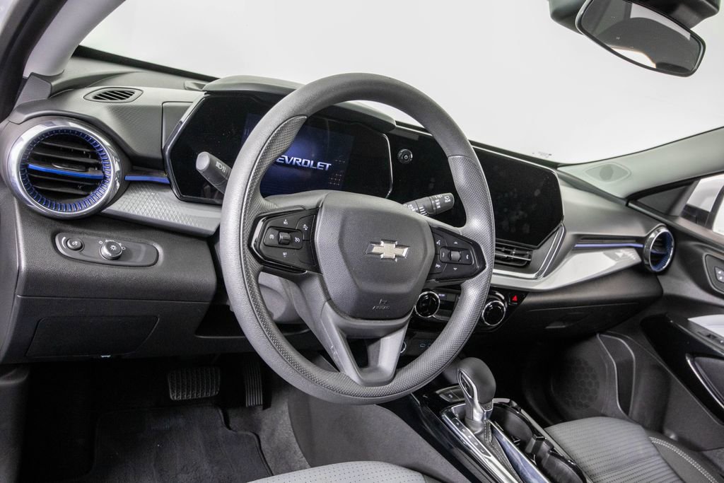 Used 2025 Chevrolet Trax LT image 17