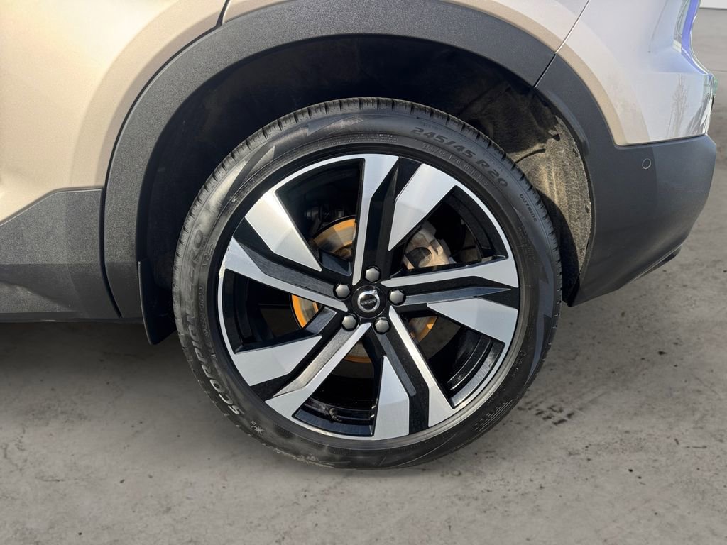 Certified 2023 Volvo XC40 B5 Ultimate w/ Protection Package Premier image 9
