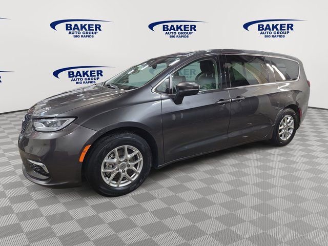Used 2023 Chrysler Pacifica Touring-L image 8