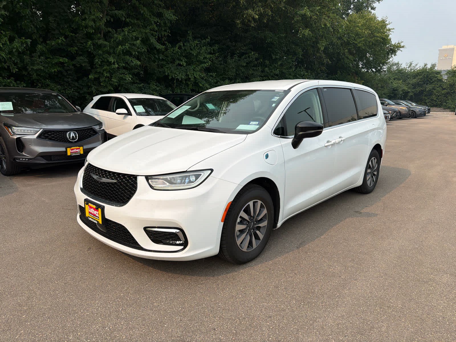 Used 2024 Chrysler Pacifica Limited FWD image 4