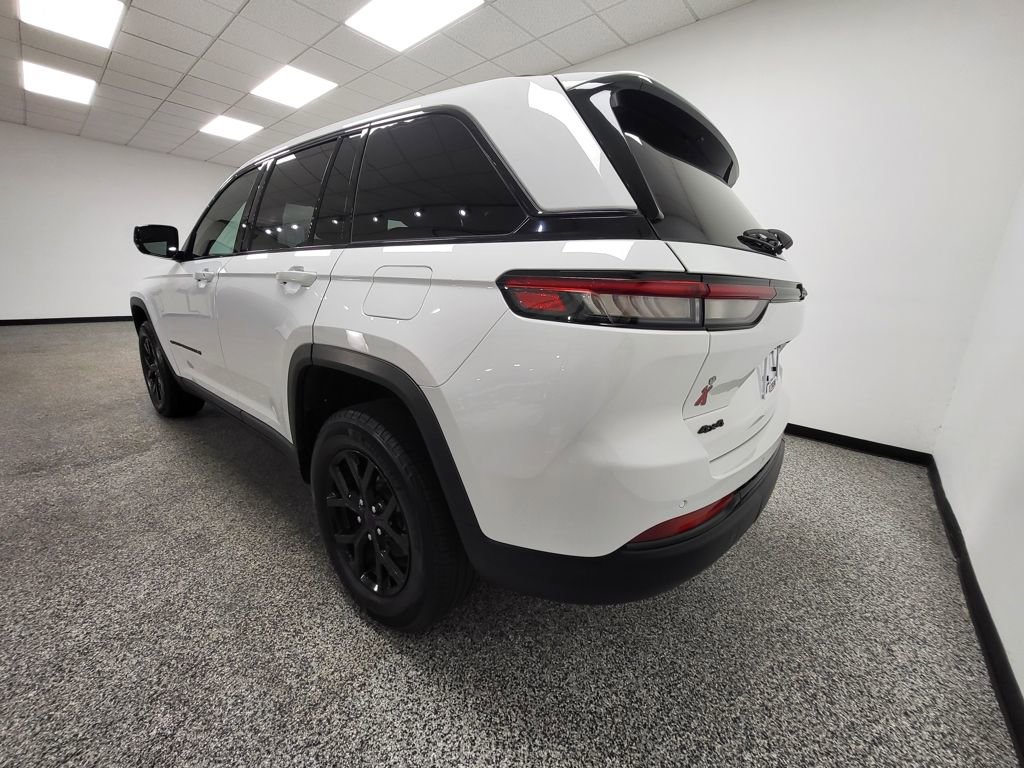 Used 2024 Jeep Grand Cherokee Altitude image 10