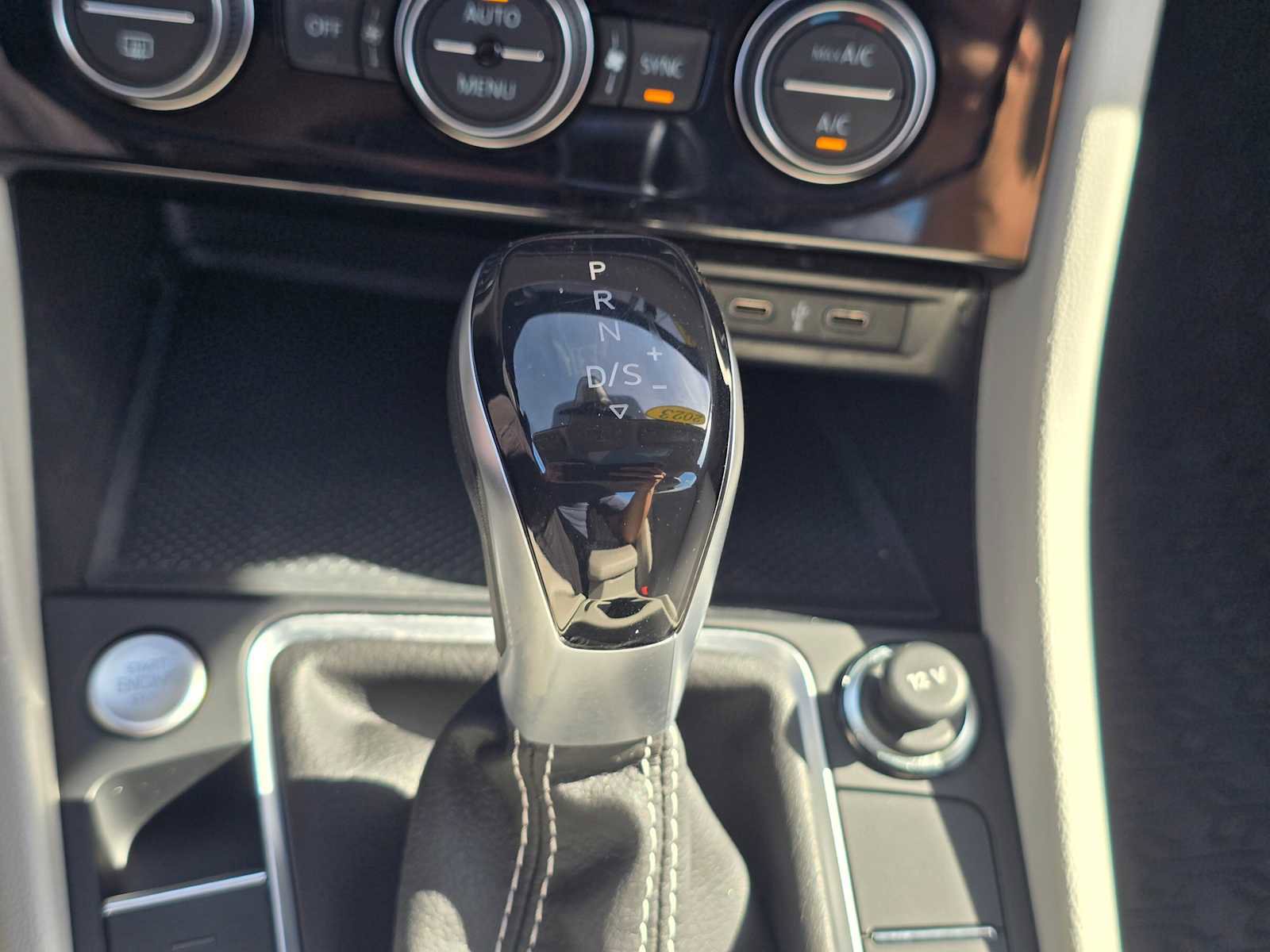 Used 2023 Volkswagen Jetta SE w/ Panoramic Sunroof Package image 36