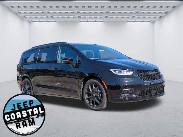 New 2026 Chrysler Pacifica Limited w/ S Appearance Package