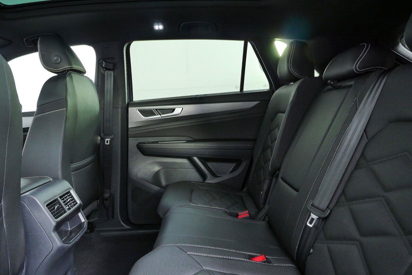 Certified 2025 Volkswagen Atlas Cross Sport SE w/ Panoramic Sunroof Package AWD/4WD image 18
