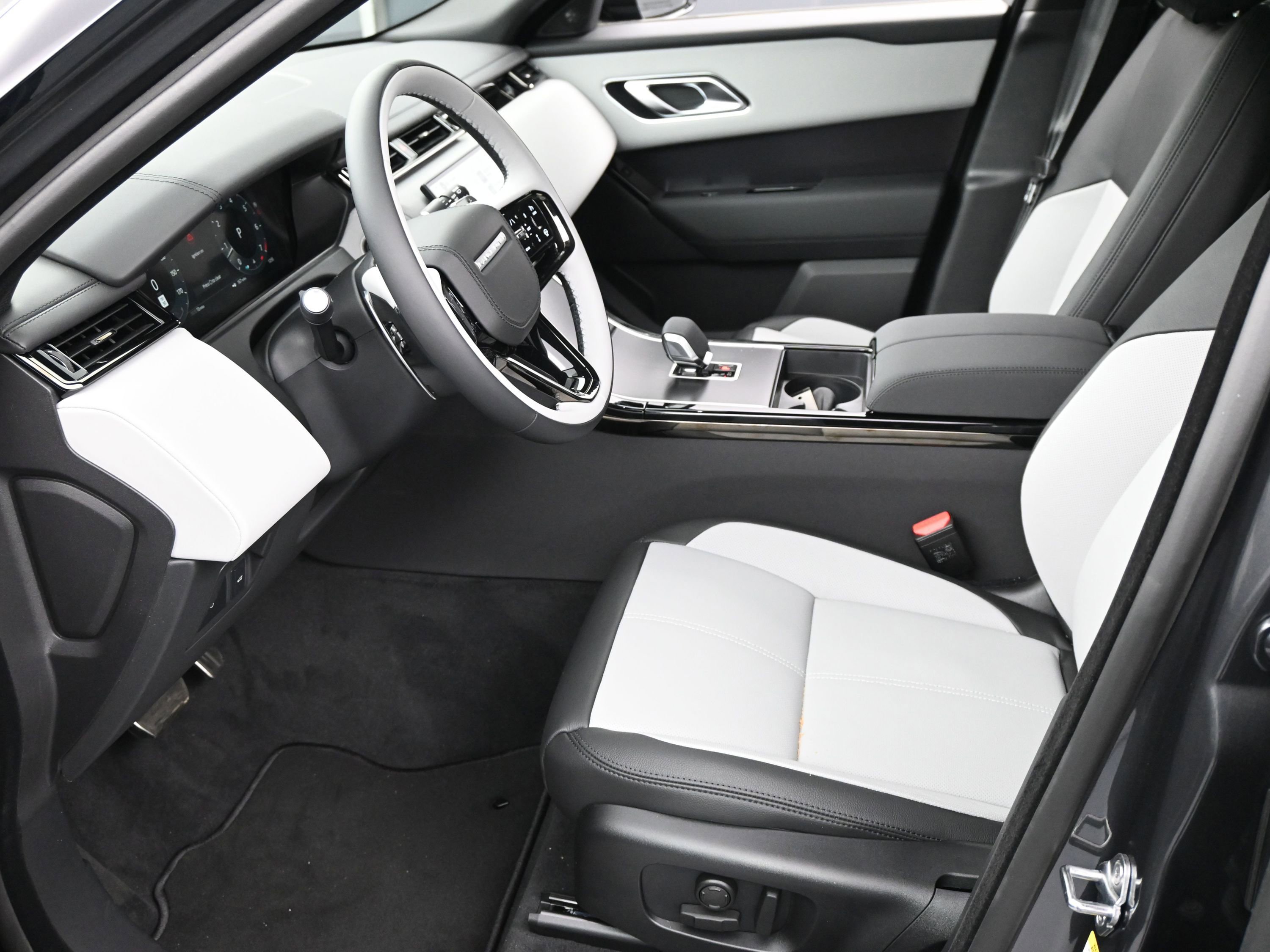 New 2026 Land Rover Range Rover Velar Dynamic SE image 5