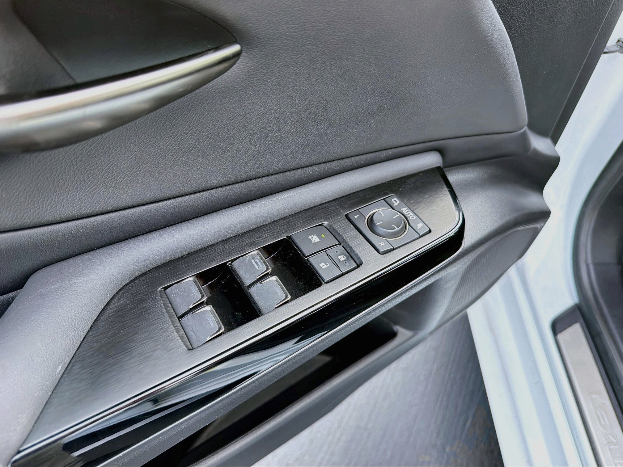 Certified 2023 Lexus ES 350 F Sport w/ Accessory Package (Z2) FWD image 13
