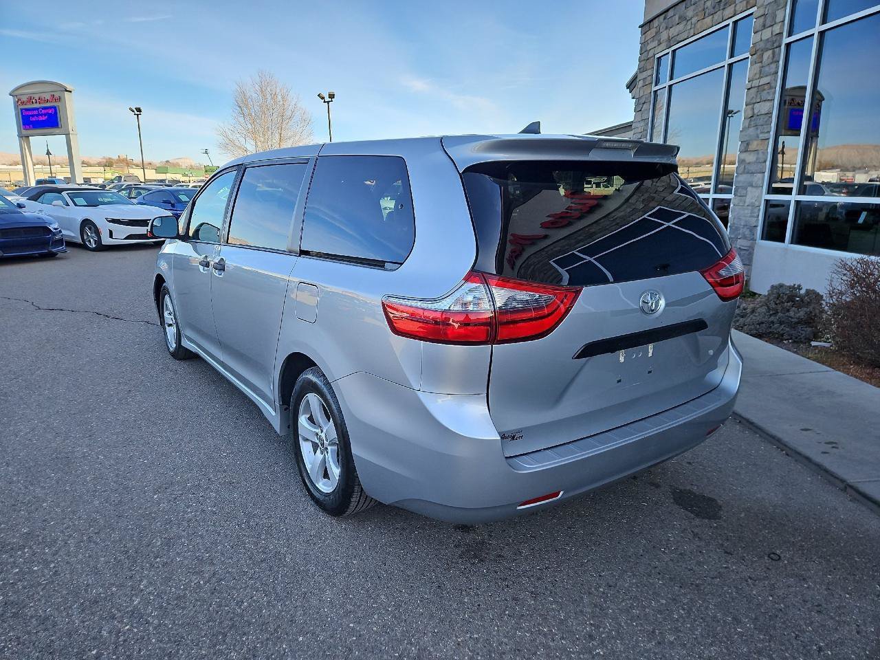 Used 2020 Toyota Sienna L FWD image 3