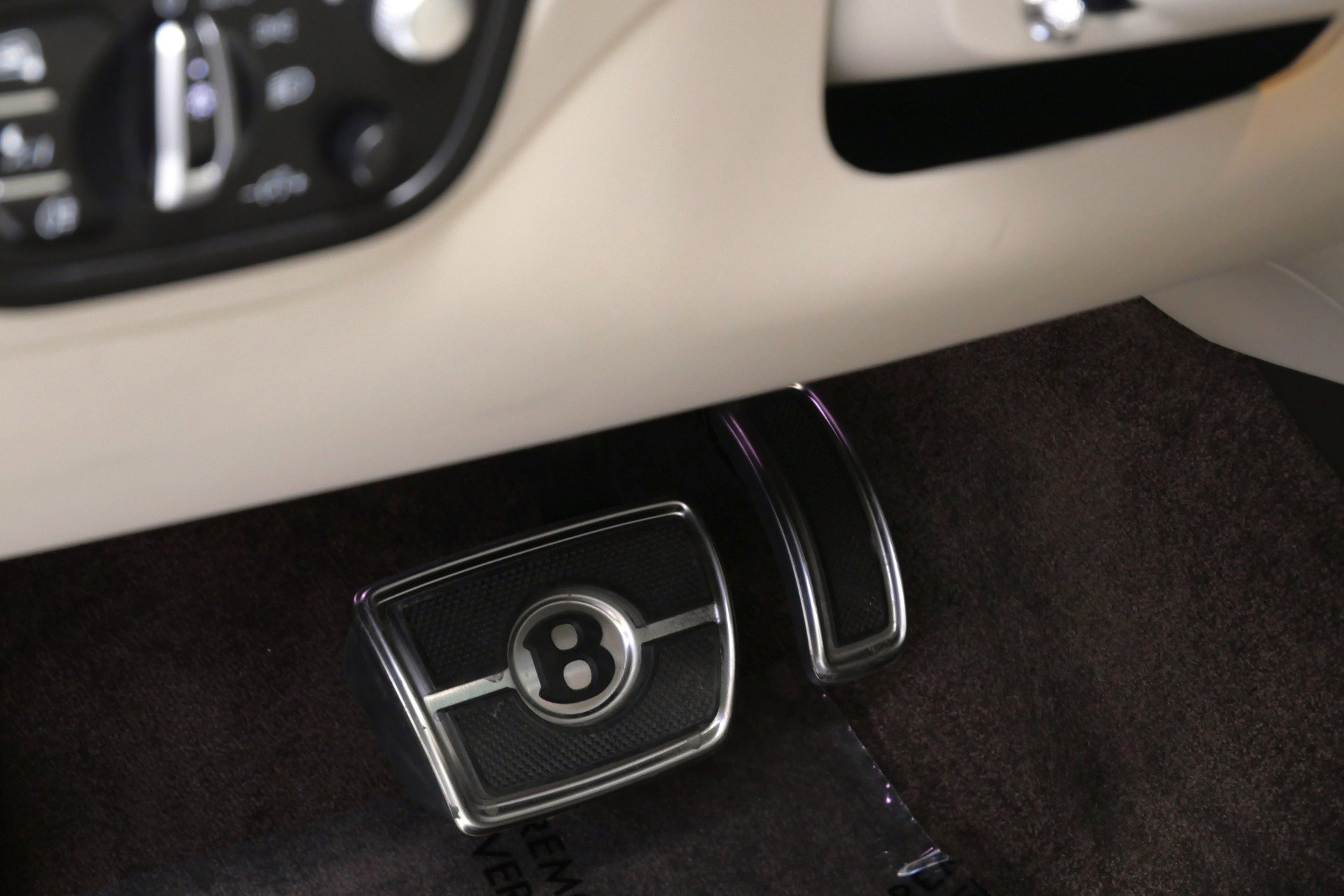 Used 2021 Bentley Bentayga Plug-In Hybrid image 37