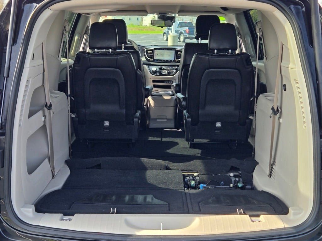 Used 2023 Chrysler Pacifica Touring-L FWD image 14