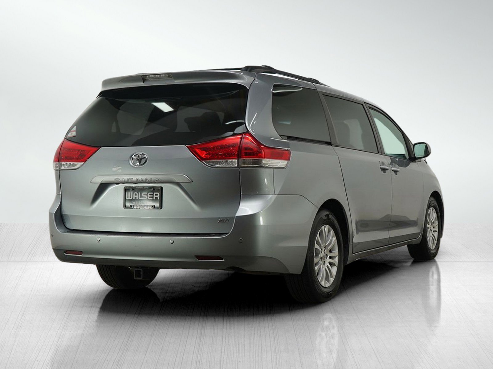 Used 2013 Toyota Sienna XLE w/ Entertainment Pkg FWD image 5