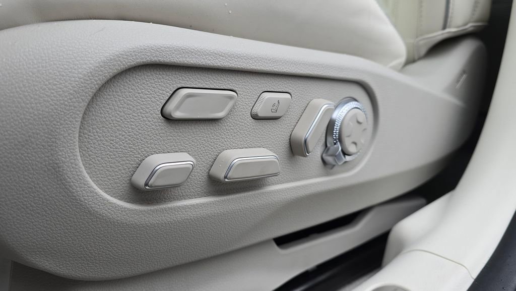 Used 2025 Genesis GV60 Performance image 26