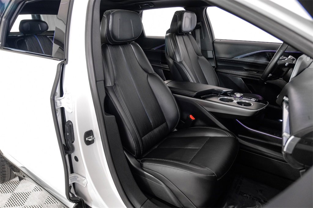 Used 2024 Cadillac Lyriq Luxury image 32