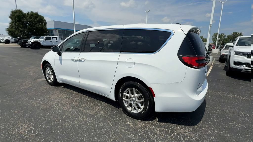 Used 2024 Chrysler Pacifica Touring-L FWD image 6
