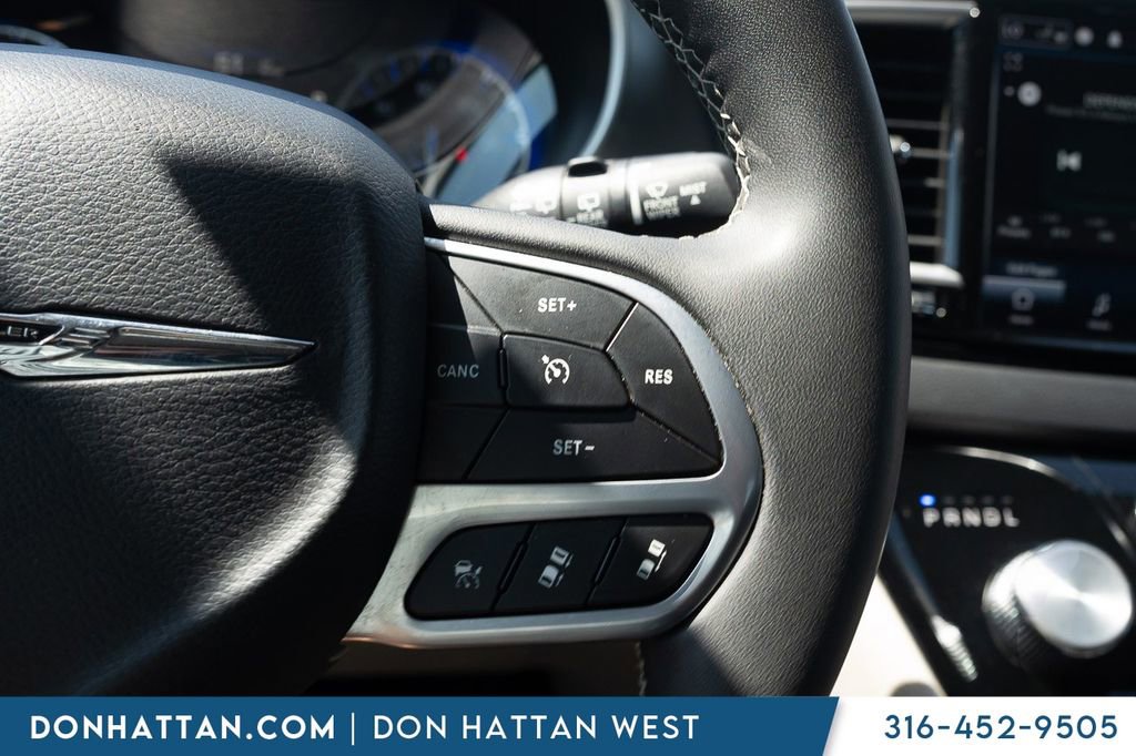 Used 2023 Chrysler Pacifica Touring-L FWD image 11