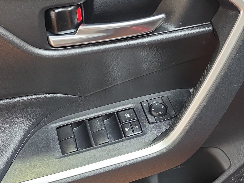 Used 2021 Toyota RAV4 XLE w/ Convenience Package image 23