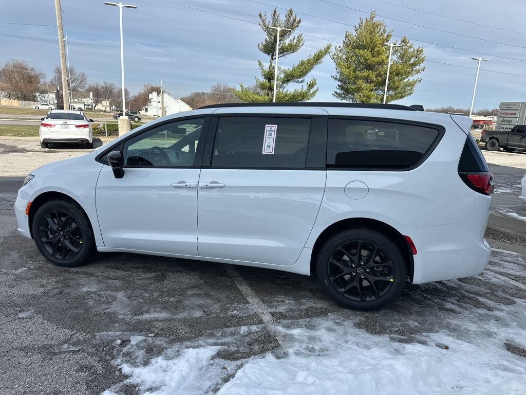 New 2026 Chrysler Pacifica Select AWD/4WD image 20