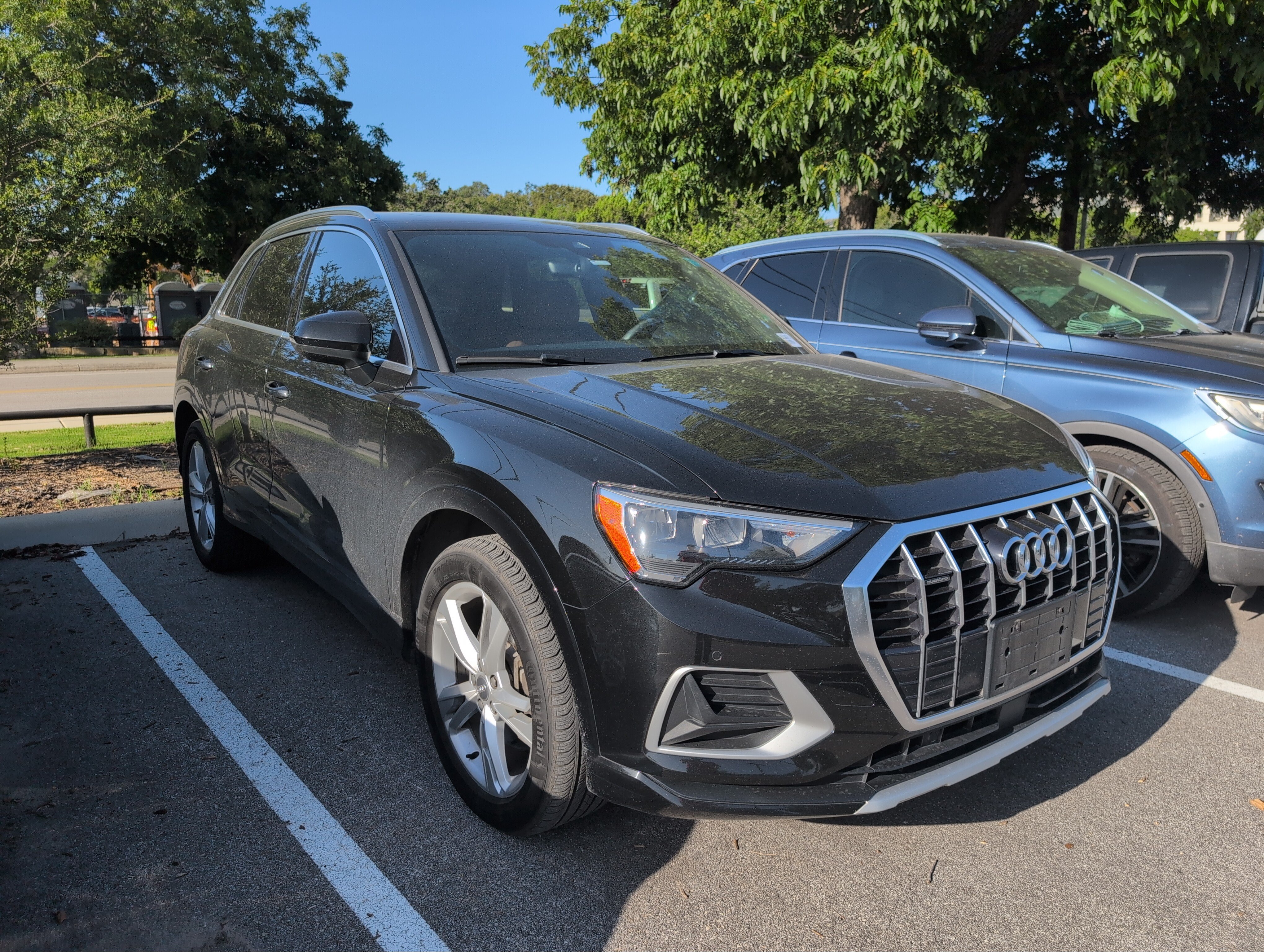 Used 2020 Audi Q3 2.0T Premium w/ Convenience Package AWD/4WD image 2