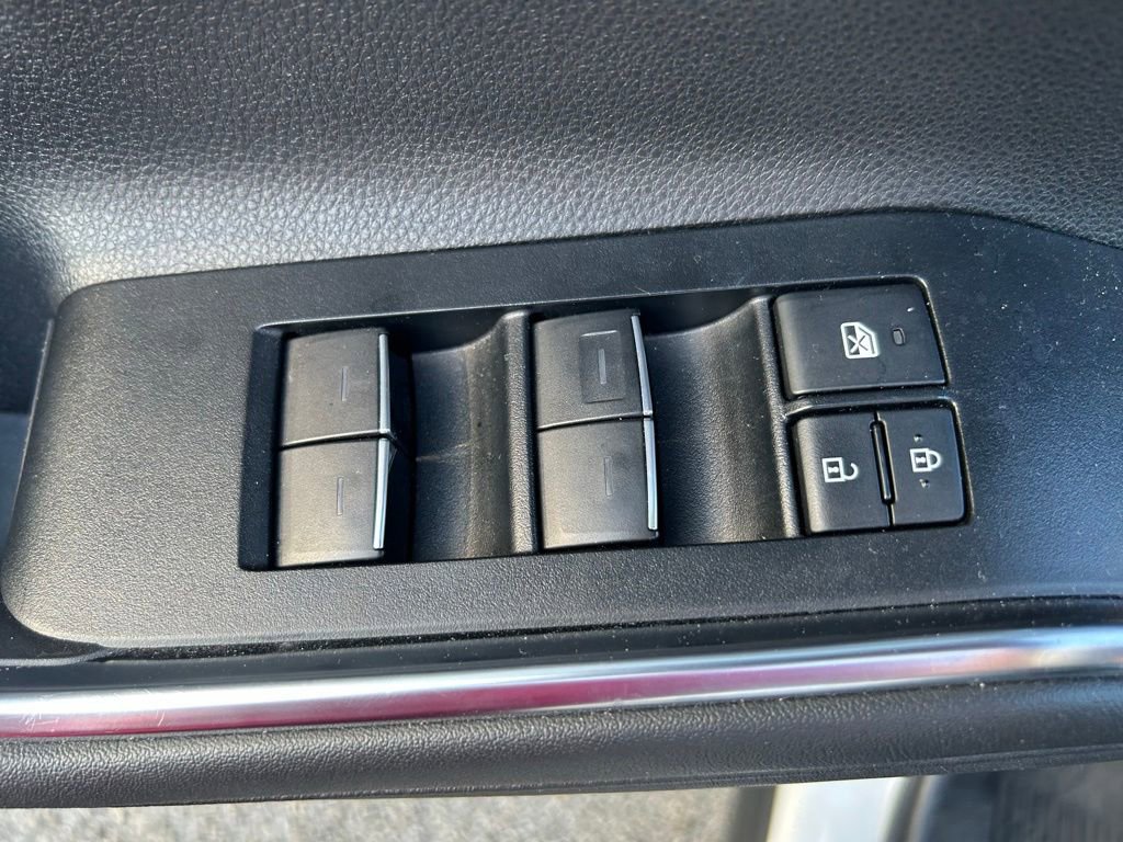 Used 2025 Toyota Highlander Limited AWD/4WD image 19