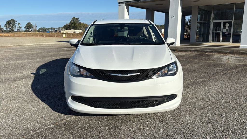 Used 2022 Chrysler Voyager LX image 3