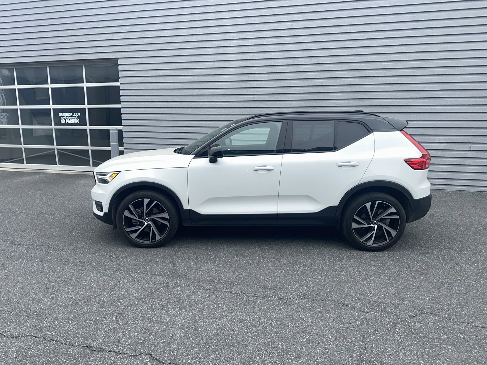 Used 2021 Volvo XC40 T5 R-Design w/ Advanced Package video 2