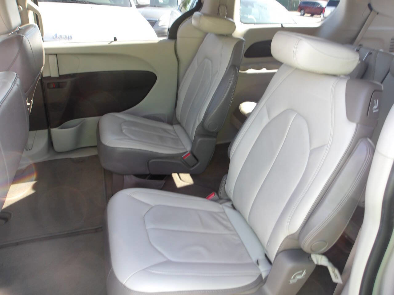 Used 2017 Chrysler Pacifica Touring-L FWD image 8
