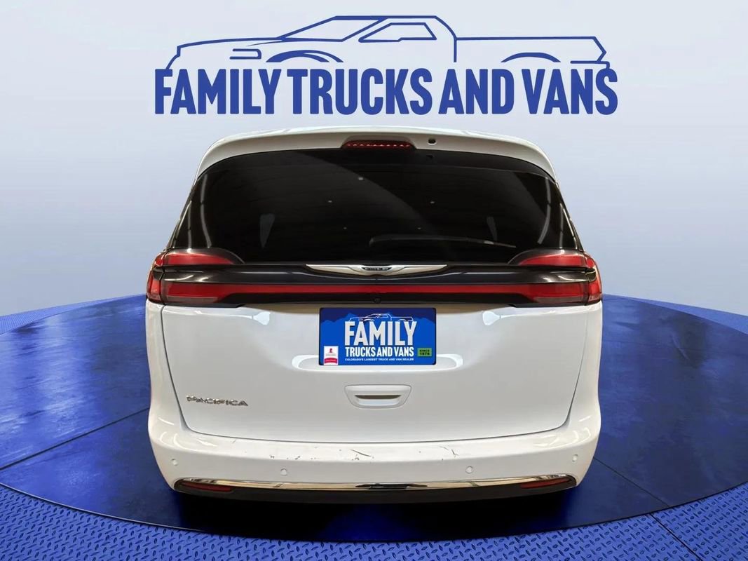 Used 2024 Chrysler Pacifica Touring image 4
