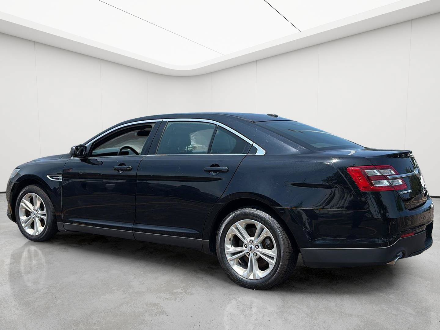 Used 2016 Ford Taurus SEL FWD image 6