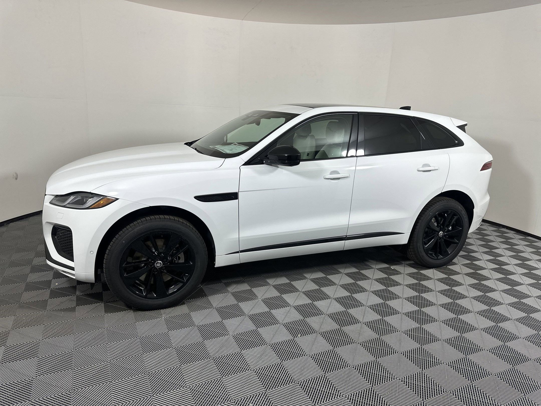 Used 2026 Jaguar F-PACE R-Dynamic S image 19