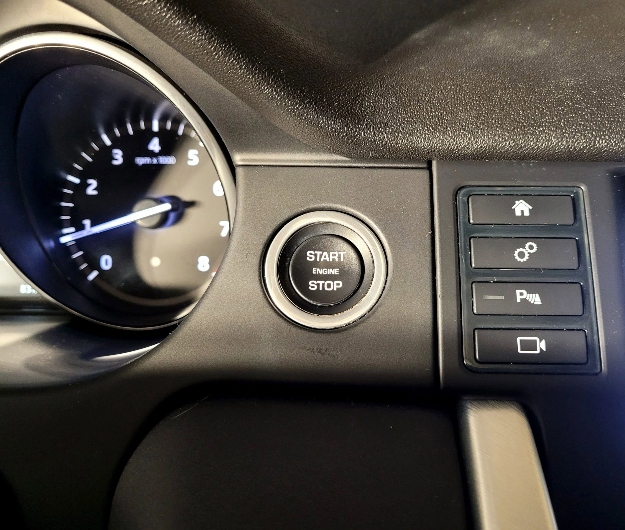 Used 2017 Land Rover Discovery Sport SE image 28