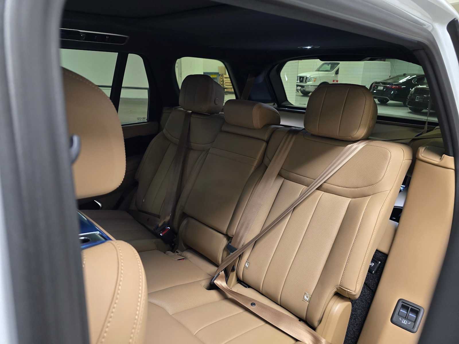 New 2025 Land Rover Range Rover Long Wheelbase SE AWD/4WD image 18