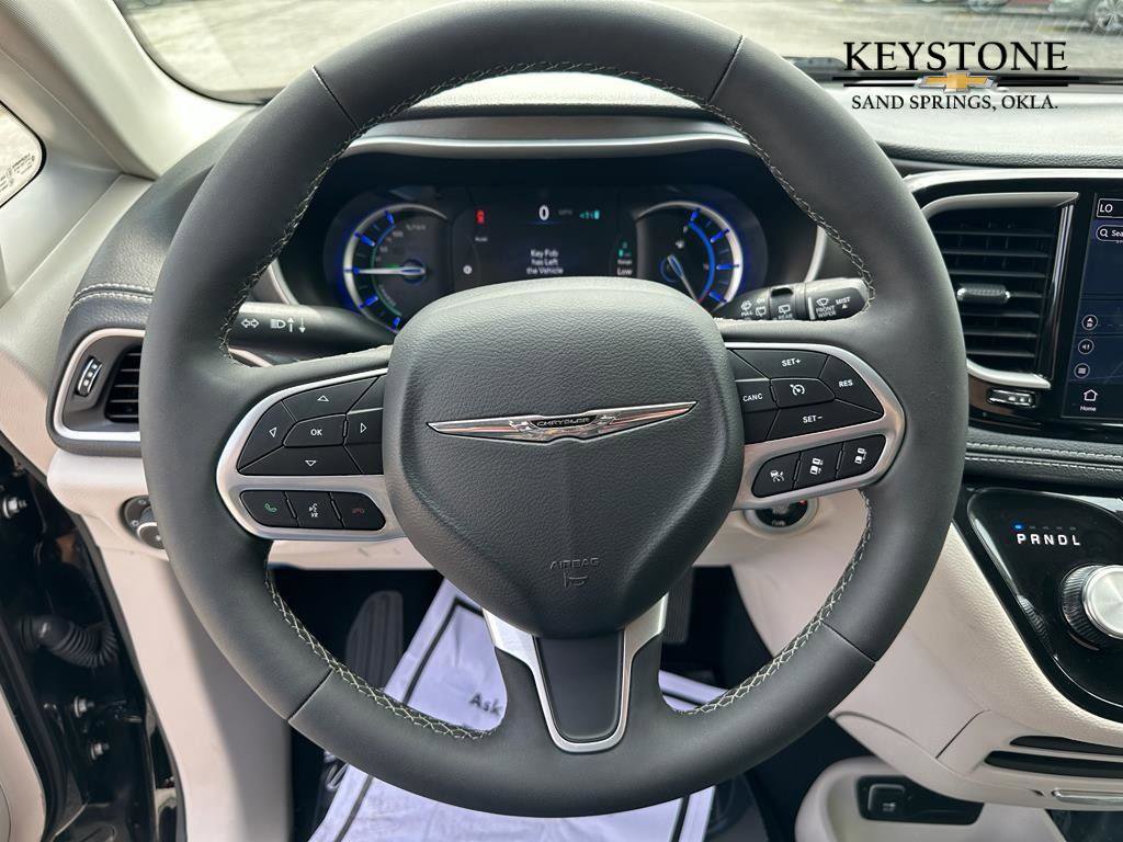 Used 2024 Chrysler Pacifica Select image 11