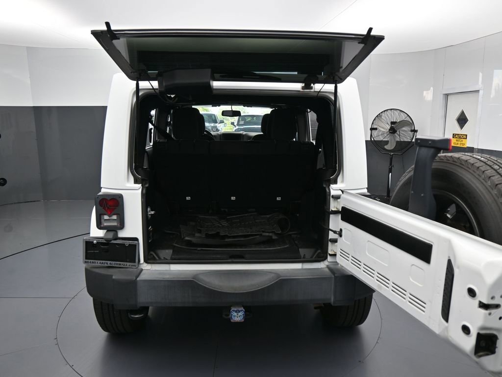 Used 2018 Jeep Wrangler Unlimited Sahara w/ Connectivity Group image 32