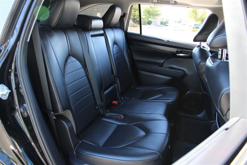 Used 2021 Toyota Highlander XLE AWD/4WD image 22