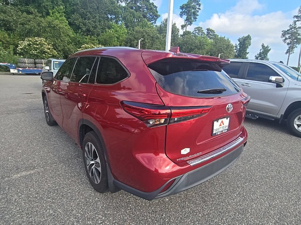 Used 2022 Toyota Highlander XLE AWD/4WD image 7