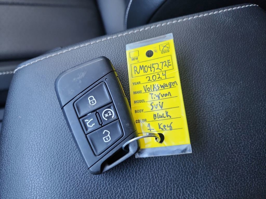 Used 2024 Volkswagen Tiguan SE image 40