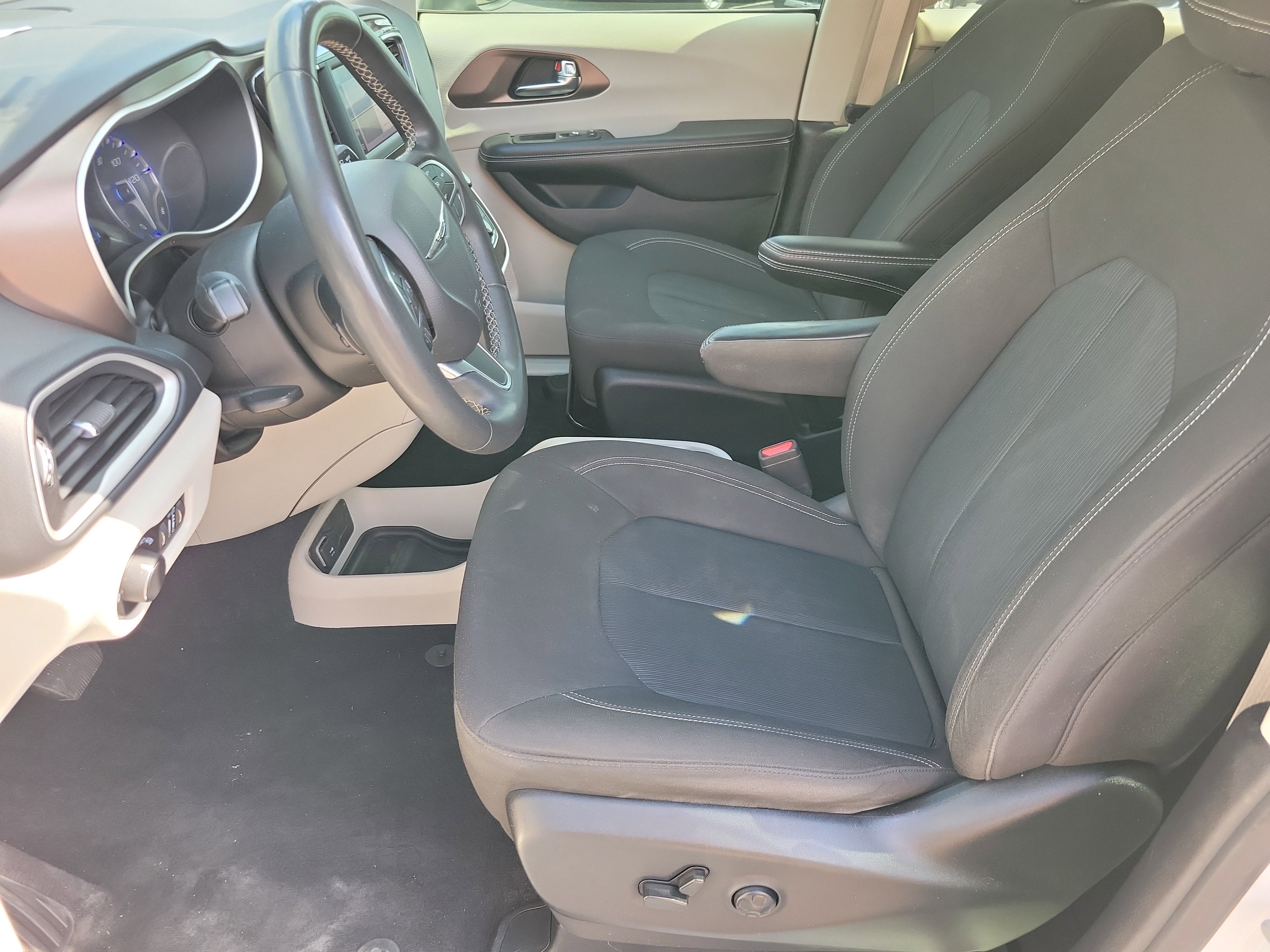 Used 2022 Chrysler Voyager LX image 4