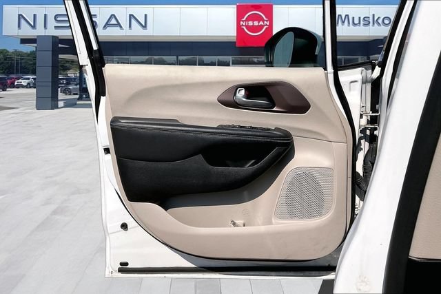 Used 2023 Chrysler Voyager LX FWD image 18