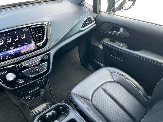 Used 2025 Chrysler Pacifica Select w/ Uconnect Theater Family Group AWD/4WD image 36