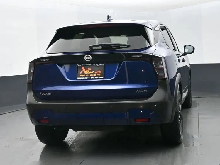 Used 2025 Nissan Kicks SV AWD/4WD image 8