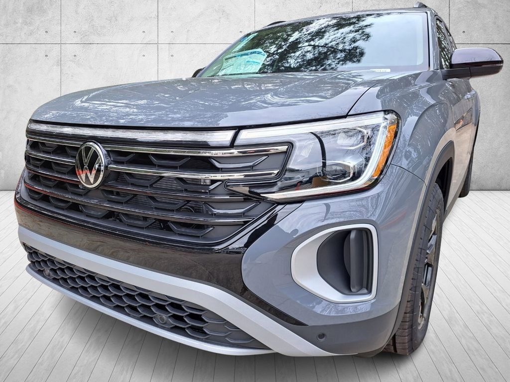 Used 2025 Volkswagen Atlas Peak Edition SE image 9