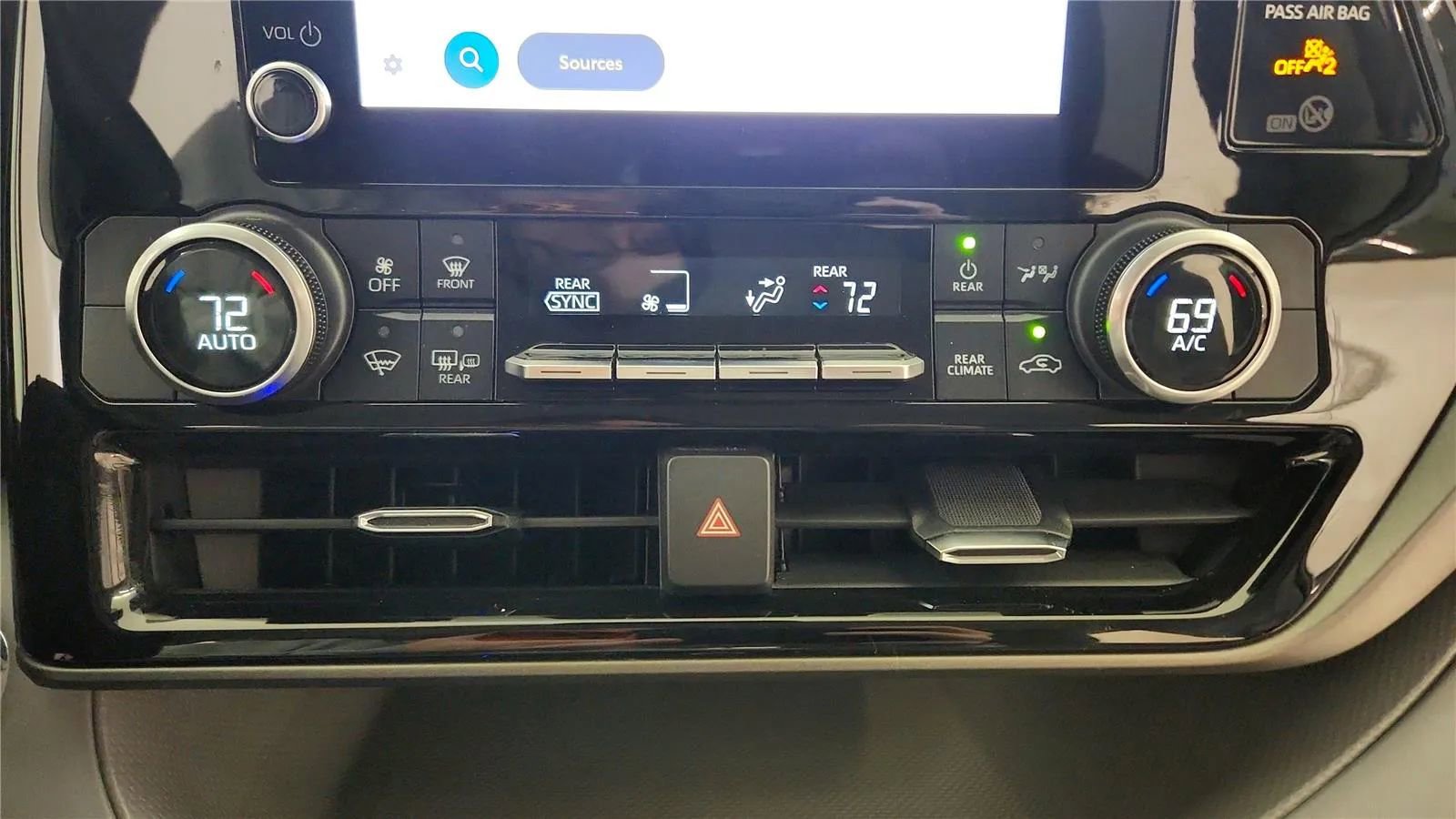 Used 2023 Toyota Highlander LE image 30