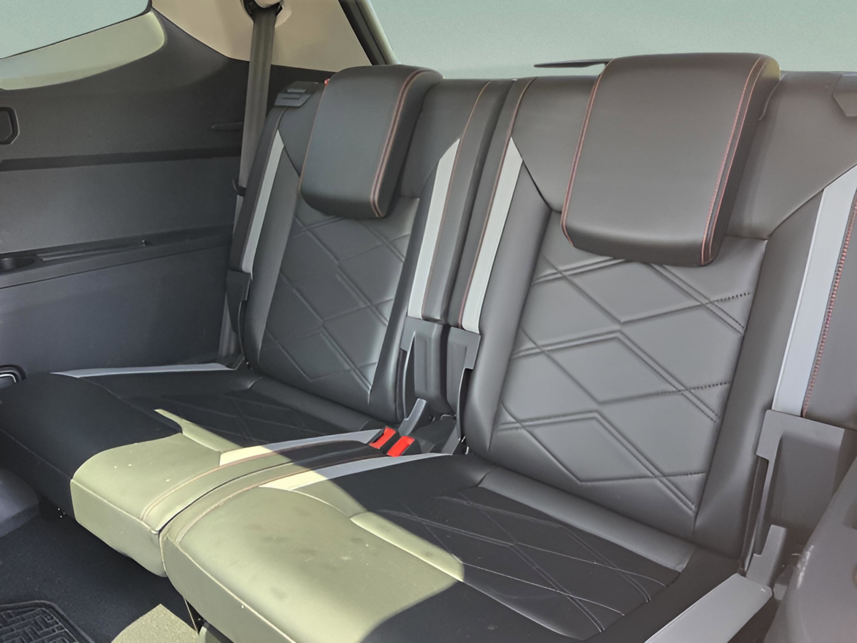 Used 2024 Volkswagen Atlas Peak Edition SEL image 9