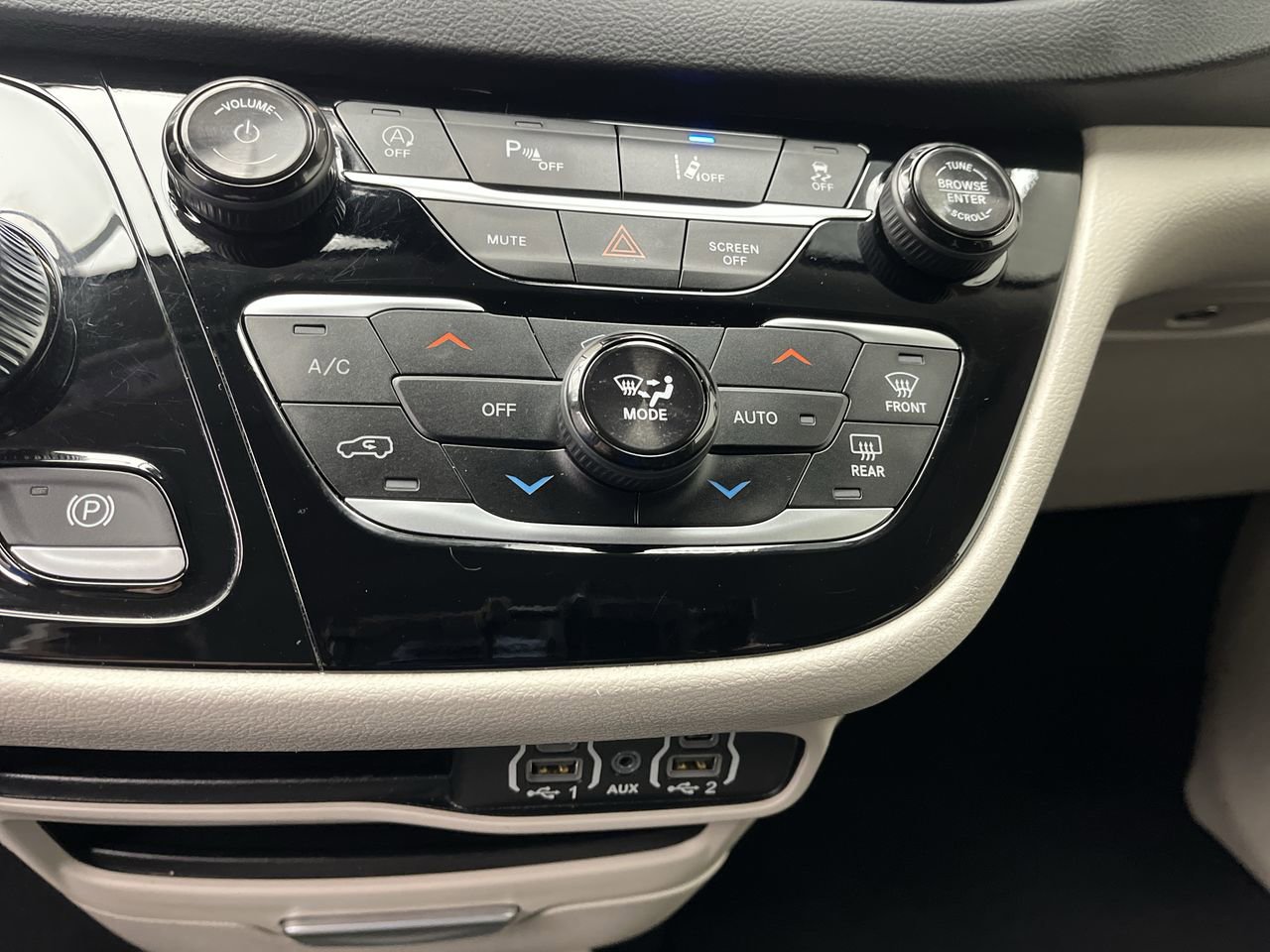 Used 2024 Chrysler Pacifica Touring-L FWD image 21