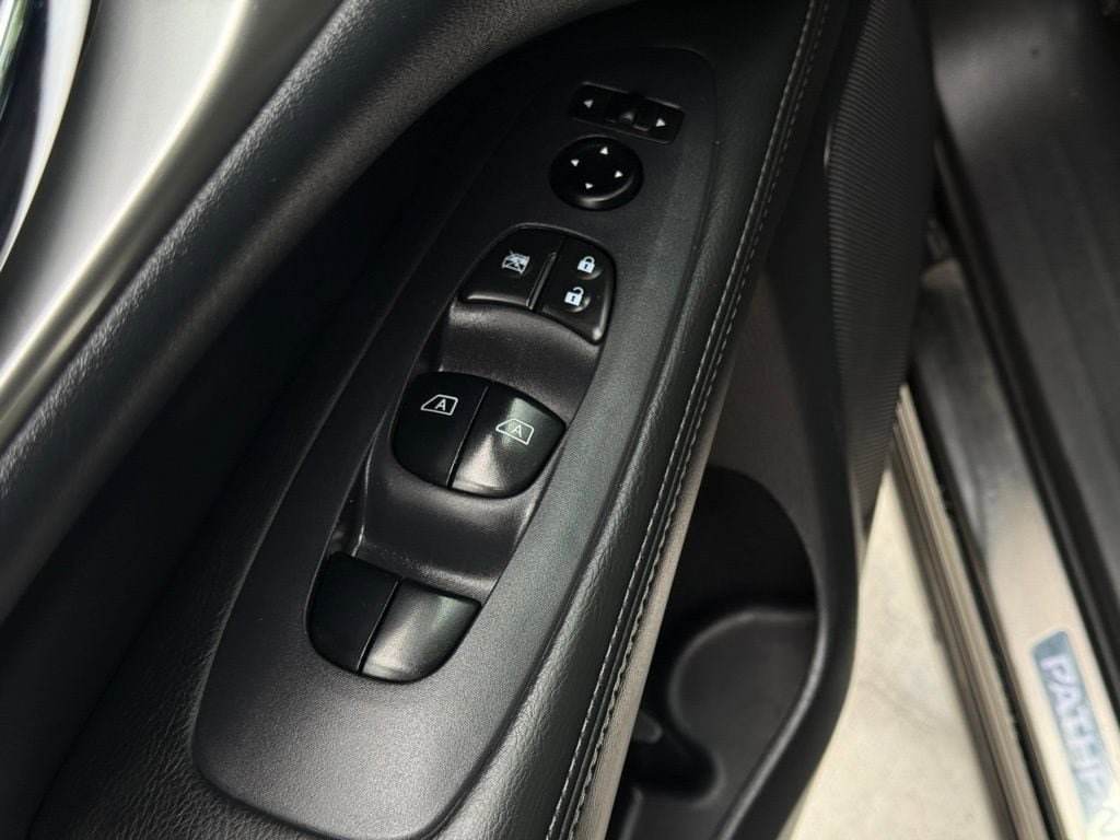 Used 2017 Nissan Pathfinder SL FWD image 34