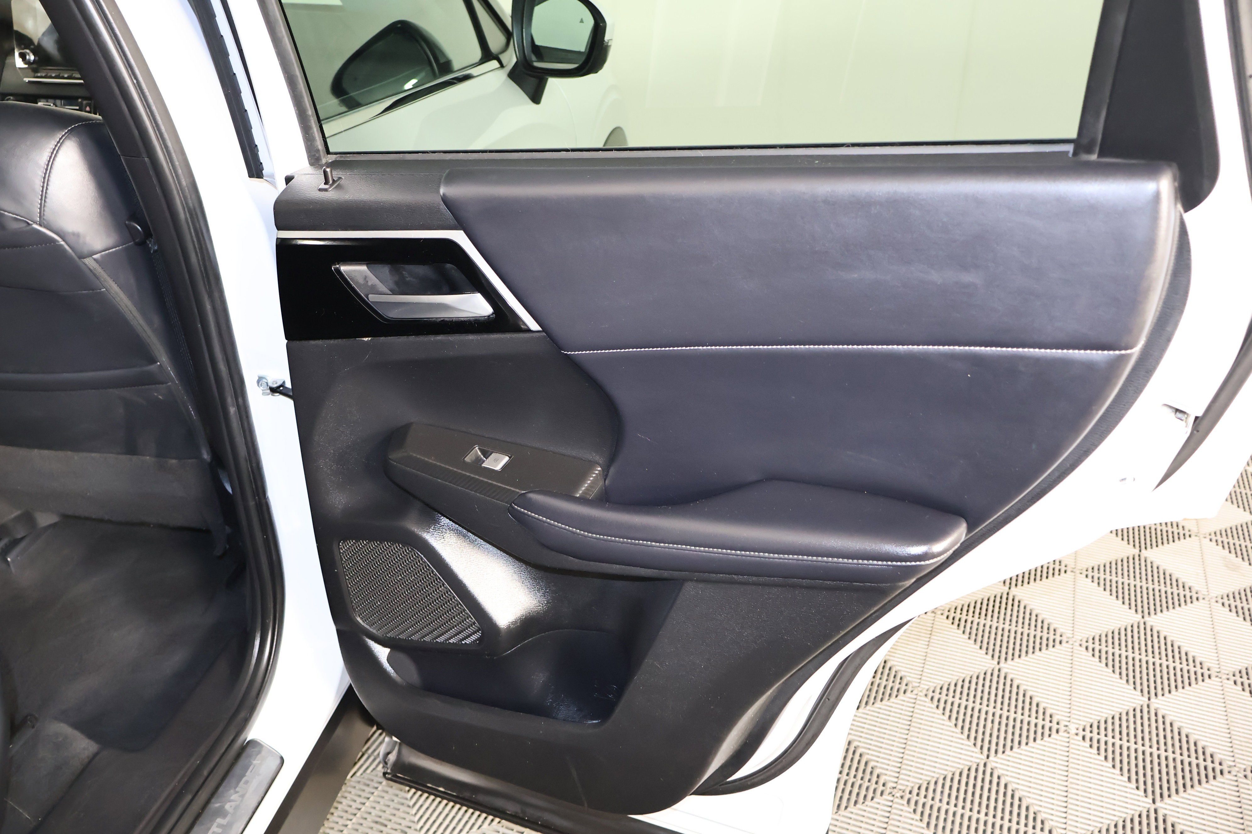 Used 2023 Mitsubishi Outlander SE AWD/4WD image 41