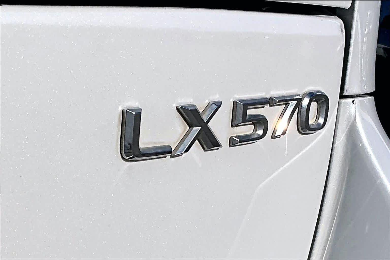 Used 2021 Lexus LX 570 4WD w/ Luxury Package image 28