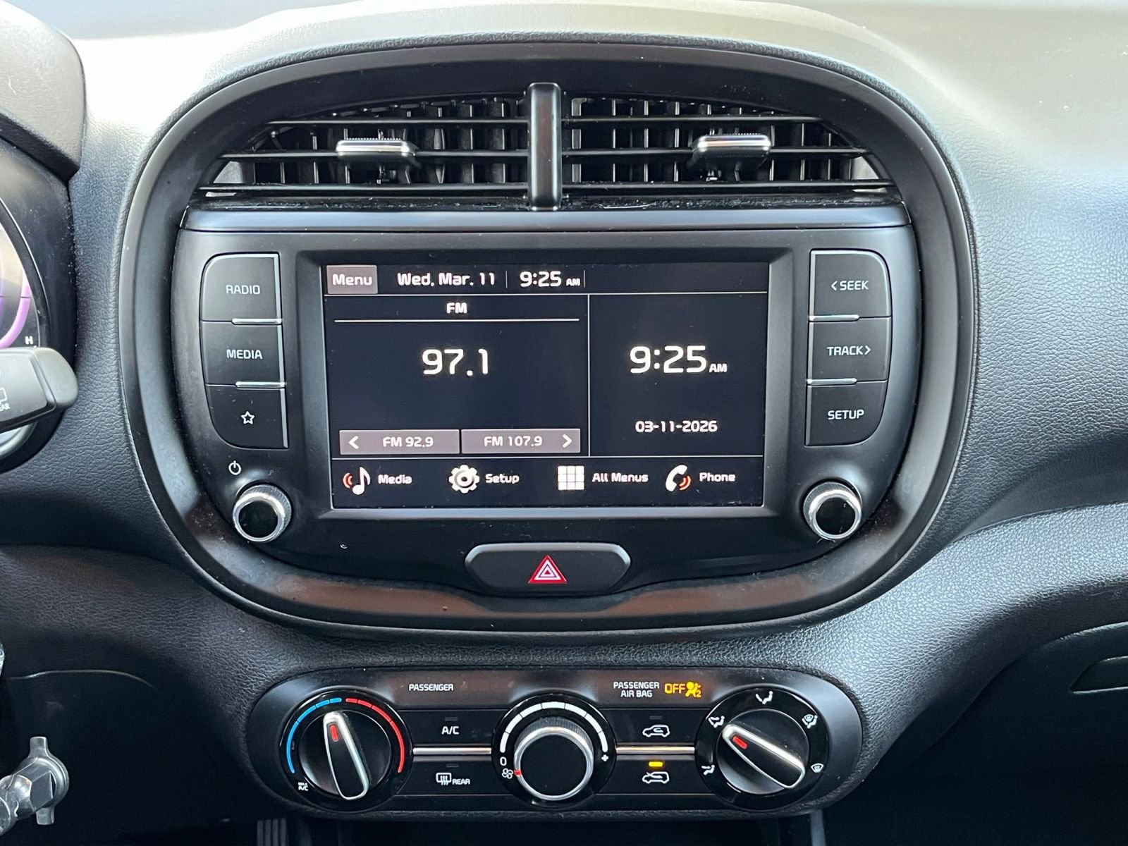 Used 2025 Kia Soul LX w/ LX Technology Package FWD image 17